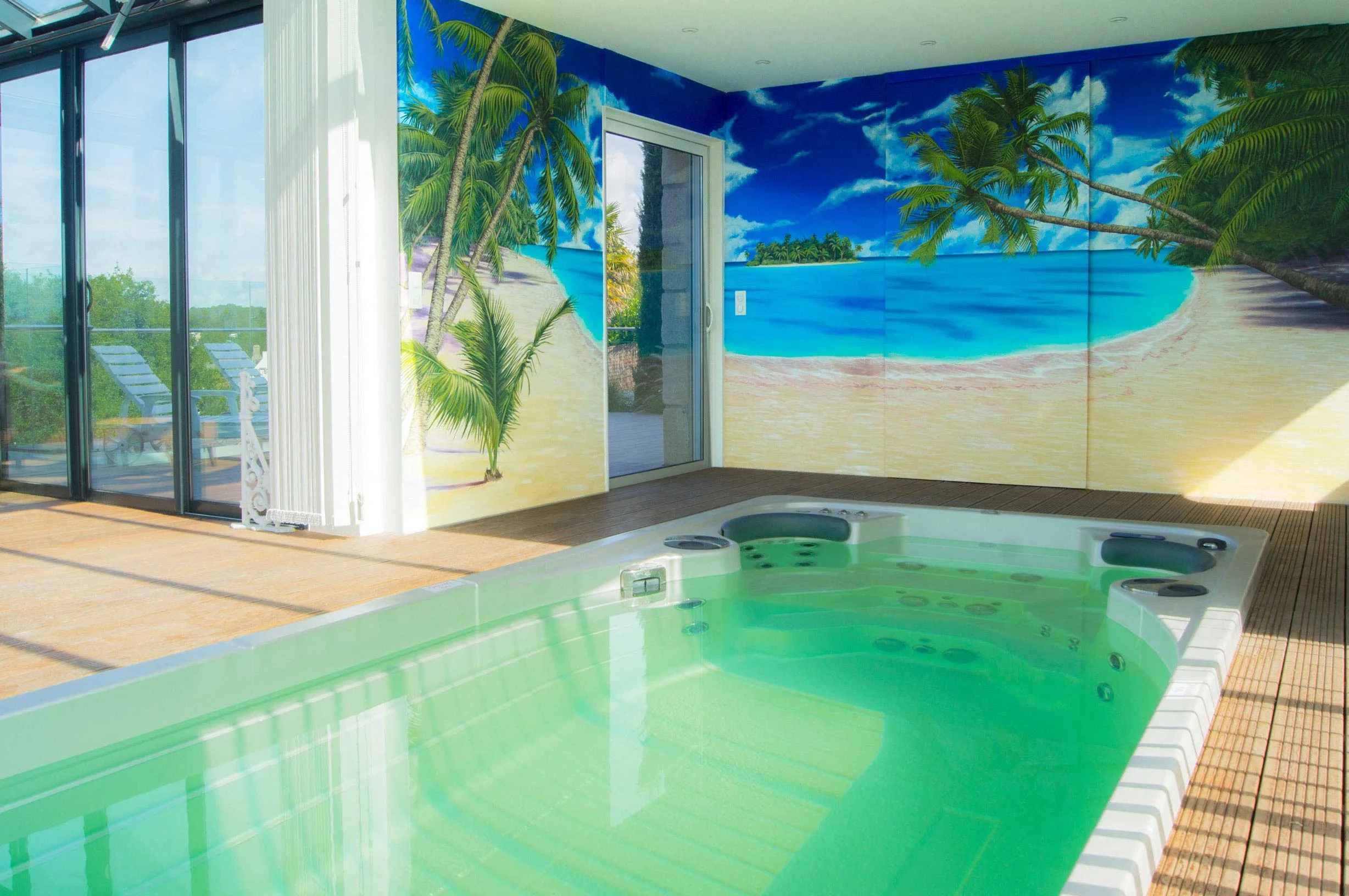 Vue d'ensemble décor tropical peint en trompe-l'œil, spa de nage villa de luxe à Carantec